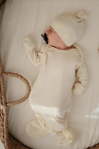 Mushie Ribbed Knotted Baby Gown + Beanie Set - Ivory