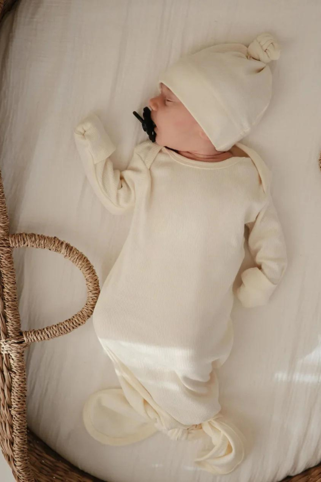 Mushie Ribbed Knotted Baby Gown + Beanie Set - Ivory