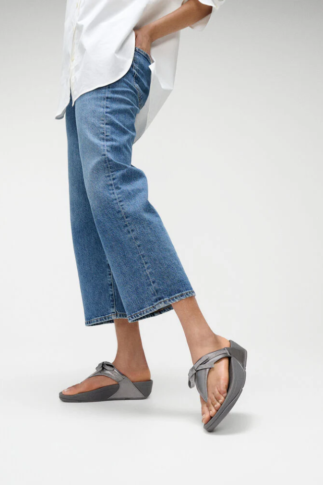 Fit Flop Lulu Glitz Bow Leather Toe Post Sandal - Silvereen
