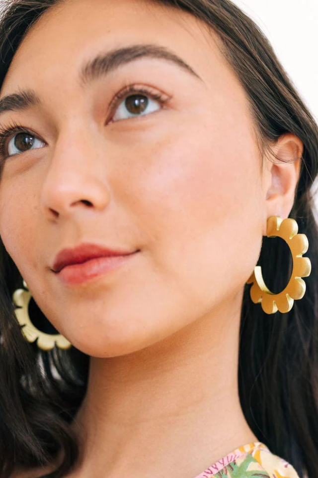 Sunshine Tienda Gold Flower Outline Hoops